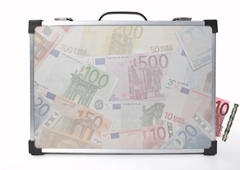 Una maleta donde se transparenta billetes de euros