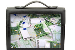 ¿Vacaciones fiscales o régimen de impatriados? Billetes de distintos euros dentro de un maletín