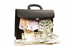 Elucubraciones sobre el propuesto nuevo delito de “despilfarro en la gestión pública” Un maletín lleno de dinero.