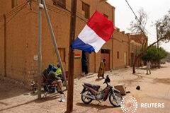 Hollande se desplazará a Mali el viernes, según Liberation Una bandera francesa ondea cerca de un poste telefónico en una calle de Timbuctú, el 31 de enero de 2013