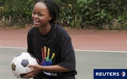 Imagen de Zenani Mandela con un balón en esta foto sin fechar facilitada el 11 de junio.