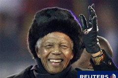 La hospitalización de Mandela desata dudas sobre su salud Mandela saluda antes de la final del Mundial de Sudáfrica en Johannesburgo, el 11 de julio de 2010.