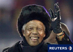 Mandela saluda antes de la final del Mundial de Sudáfrica en Johannesburgo, el 11 de julio de 2010.