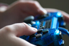 La necesidad de armonizar la legislación sobre los videojuegos Una persona con un mando de videojuego