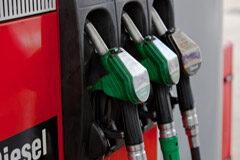 Hacienda devolverá a los transportistas el 100% del ‘céntimo sanitario’ entre diciembre y febrero Manguera de combustible