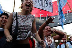 España anunciará pronto medidas contra la expropiación de YPF manifestantes del grupo político JP Evita marchan bajo una pancarta que dice "YPF - Vamos a por todo" mientras gritan eslóganes durante una manifestación a favor del gobierno argentino en el exterior del palacio presidencial la Casa Rosada, en Buenos Aire