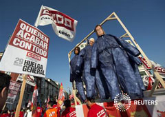 Manifestación contra la reforma laboral en Burgos el 29 de marzo en la que los manifestantes han colgado figuras