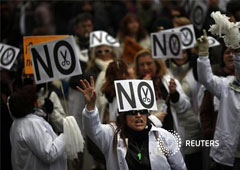 En la imagen, trabajadores sanitarios durante la manifestación en Madrid, el 13 de enero de 2013