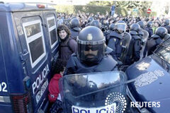 El ministro del Interior defiende la carga policial en Valencia Varios manifestantes detenidos por policías antidisturbios en Valencia el 20 de febrero de 2012.