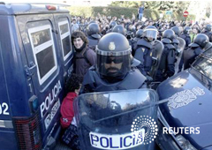 Varios manifestantes detenidos por policías antidisturbios en Valencia el 20 de febrero de 2012.