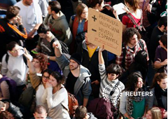 Manifestantes en el cuarto dia de manifestaciones contra la brutalidad policial y los recortes en educación en el centro de Valencia, el 21 de febrero de 2012