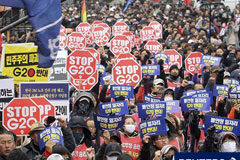 El G-20 lucha por ir más allá de promesas de cooperación Cientos de personas protestan contra el G-20 en Seúl, el 11 de noviembre de 2010.