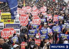 Cientos de personas protestan contra el G-20 en Seúl, el 11 de noviembre de 2010.