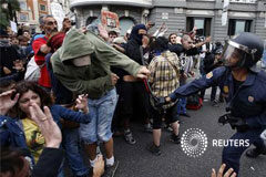 El caso de los detenidos el 25-S vuelve a la Audiencia Nacional Un policía golpea con una porra a un manifestante después de los antidisturbios cargasen contra quienes se manifestaban a las puertas del Congreso de los Diputados en Madrid
