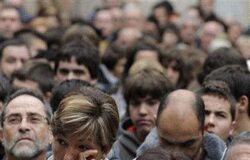 Piratas somalíes desembarcan a tres marinos del Alakrana Manifestación silenciosa en recuerdo de los marineros secuestrados en la localidad vasca de Bermeo el 23 de octubre.