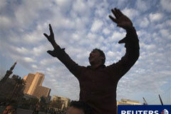 La oposición egipcia quiere reunir a un millón de personas Un manifestante corea eslóganes anti-Mubarak en la plaza Tahrir, el 1 de febrero de 2011.