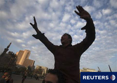 Un manifestante corea eslóganes anti-Mubarak en la plaza Tahrir, el 1 de febrero de 2011.