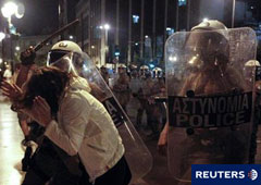 La policía griega empuja a un manifestante durante una manifestación contra las medidas de austeridad junto al parlamento en Atenas