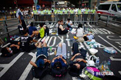 Manifestantes de Hong Kong almacenan suministros y se preparan para largo Manifestantes bloquean una calle cerca de la sede del Gobierno en Hong Kong, el 30 de septiembre de 2014