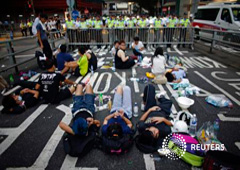 Manifestantes bloquean una calle cerca de la sede del Gobierno en Hong Kong, el 30 de septiembre de 2014