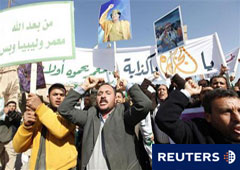 Simpatizantes del Gobierno cantan eslóganes durante una manifestación en Trípoli, el 17 de febrero de 2011.