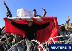 Imagen de unos manifestantes de las zonas rurales del país protestando en una manifestación ante la oficina del primer ministro en Túnez el 23 de enero.