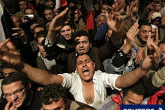 Aumenta el pulso en Egipto mientras Mubarak se aferra al poder partidarios de la oposición gritan en la plaza Tahrir, en El Cairo.