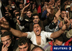 partidarios de la oposición gritan en la plaza Tahrir, en El Cairo.