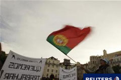 Es «improbable» que Portugal solicite un rescate de la UE Una mujer con una bandera portuguesa durante una manifestación en Lisboa el 24 de noviembre de 2010.