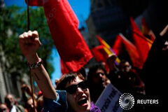 Los sindicatos lamentan la parálisis política en el Día del Trabajo Una manifestante levanta el puño en la manifestación de Madrid, 1 de mayo de 2016