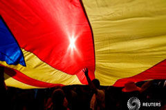 Puigdemont estudia ir al Senado en medio de peticiones a la desobediencia civil Participantes en la manifestación del sábado 21 de octubre en Barcelona por la libertad de los dos líderes de las organizaciones sociales secesionistas sosteniendo una bandera independentista