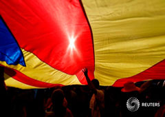 Participantes en la manifestación del sábado 21 de octubre en Barcelona por la libertad de los dos líderes de las organizaciones sociales secesionistas sosteniendo una bandera independentista