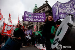 Diputados de Argentina aprueban el proyecto para legalizar el aborto Diputados de Argentina aprueban el proyecto para legalizar el aborto Redacción de Reuters 3 MIN. DE LECTURA BUENOS AIRES (Reuters) - La Cámara de Diputados de Argentina aprobó la mañana del jueves un proyecto para legalizar el aborto que generó una amp