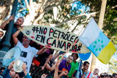 España autoriza las prospecciones petrolíferas en Canarias Varios manifestantes contrarios a las prospecciones en Canarias durante una protesta en Telde, Gran Canaria, el 11 de junio de 2014