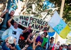 Varios manifestantes contrarios a las prospecciones en Canarias durante una protesta en Telde, Gran Canaria, el 11 de junio de 2014