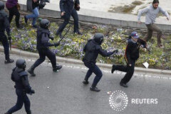 Al menos 15 detenidos en la protesta ante el Congreso de los Diputados Lla policía carga contra manifestantes durante la protesta contra el Gobierno, en Madrid, el 25 de abril de 2013