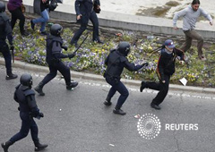 Lla policía carga contra manifestantes durante la protesta contra el Gobierno, en Madrid, el 25 de abril de 2013