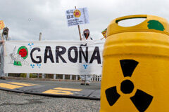 Una Orden Ministerial revoca parcialmente el cierre de la central nuclear de Garoña Los manifestantes sostienen una bandera y carteles detrás de un bote que lleva el símbolo de la radiación durante una manifestación exigiendo el cierre inmediato de la central nuclear de Garoña, fuera de la planta en la provincia de Burgos, 27 de marzo 20