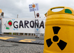 Los manifestantes sostienen una bandera y carteles detrás de un bote que lleva el símbolo de la radiación durante una manifestación exigiendo el cierre inmediato de la central nuclear de Garoña, fuera de la planta en la provincia de Burgos, 27 de marzo 20