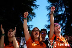 Nuevo paro en la enseñanza pública española contra la política educativa Varios estudiantes protestan frente a la oficina del Rector en la Universidad Complutense de Madrid el jueves