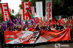 Los sindicatos españoles piden un «reparto» de la recuperación y amenazan con protestas Trabajadores y sindicalistas con banderas de las organizaciones UGT y Comisiones Obreras en la concentración del primero de mayo celebrada en Madrid