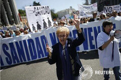 Una nueva marea blanca por la sanidad pública recorre Madrid Miles de personas se manifestaron por las calles de Madrid el domingo en defensa de la sanidad pública y contra las medidas del gobierno autonómico para privatizar algunos hospitales y centros medicos. Imagen de una participante en la manifestación del 21