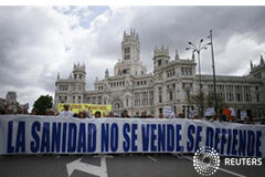 La «marea blanca» vuelve a manifestarse en Madrid por la sanidad pública Manifestación en Madrid, el 19 de mayo de 2013