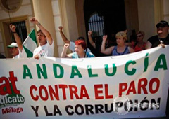 Miembros del Sindicato Andaluz de Trabajadores se manifiestan contra el paro y la corrupción en Málaga, el 21 de julio de 2013