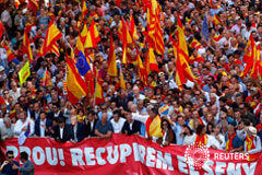 Centenares de miles de personas claman en Barcelona contra la independencia de Cataluña La manifestación convocada por Societat Civil Catalana en Barcelona, el 8 de octubre de 2017