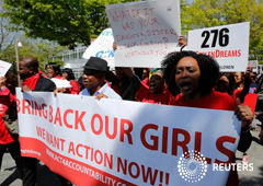 Decenas de personas se manifiestan contra el secuestro ante la embajada nigeriana en Washington el 6 de mayo
