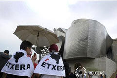 Interior activa un plan de reinserción de etarras y otros presos Manifestantes pidiendo el acercamiento de presos al País Vasco