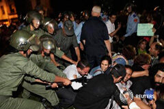 La impugnación del convenio colectivo Manifestantes se enfrentan con la Policía antidisturbios durante una protesta contra el indulto al pederasta español, en Rabat, el 2 de agosto de 2013
