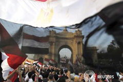 El plan del Ejército egipcio desestimaría la Constitución y el Parlamento Manifestantes contrarios al presidente egipcio Mohamed Mursi y los Hermanos Musulmanes participan en una protesta frente al palacio presidencial Qasr Al Quba en El Cairo, el 2 de julio de 2013