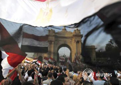 Manifestantes contrarios al presidente egipcio Mohamed Mursi y los Hermanos Musulmanes participan en una protesta frente al palacio presidencial Qasr Al Quba en El Cairo, el 2 de julio de 2013